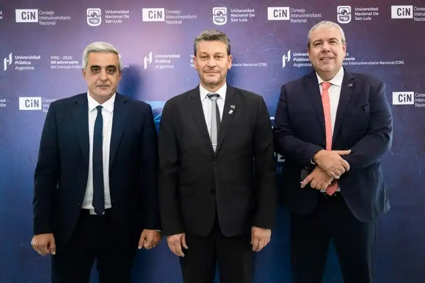 Franco Bartolacci, Oscar Alpa (nuevas autoridades) y el saliente Víctor Moriñigo. Crédito: Gentileza UNR