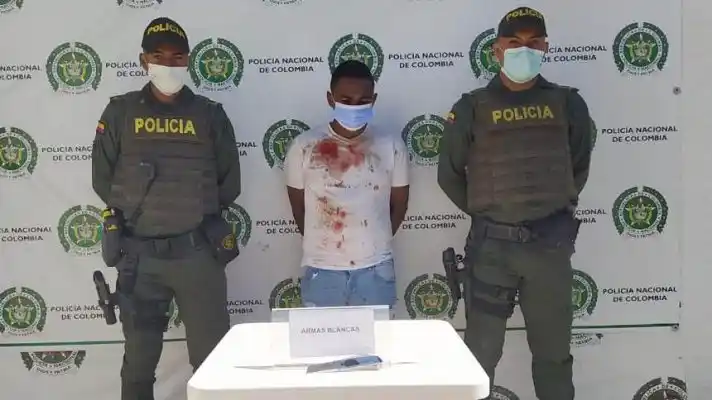 ¡MONSTRUO! Peleó con su pareja y trató de cortar el cuello de su hijo con un bisturí