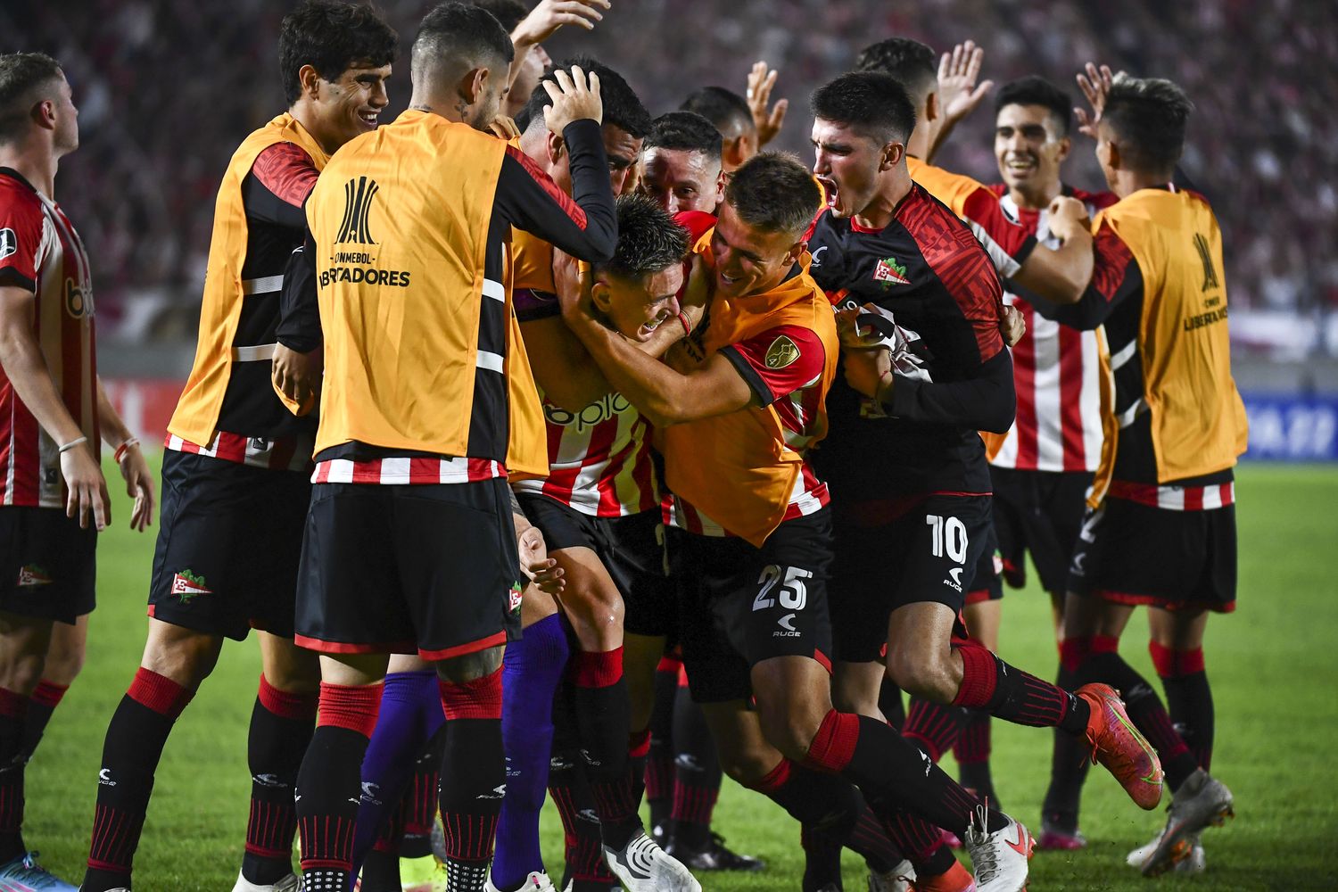 Estudiantes encontró sobre el final el pase de ronda