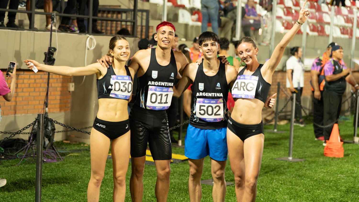 Juana Zuberbuhler en la posta 4x400 de Argentina. (Fotos: COA)