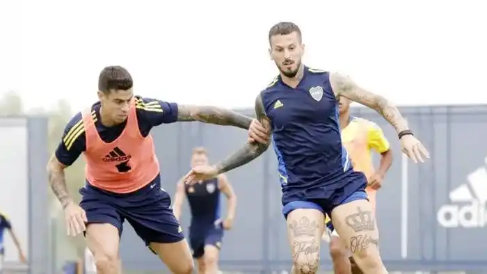 Boca se entrenó a puertas abiertas  y Darío Benedetto se destacó con un gol
