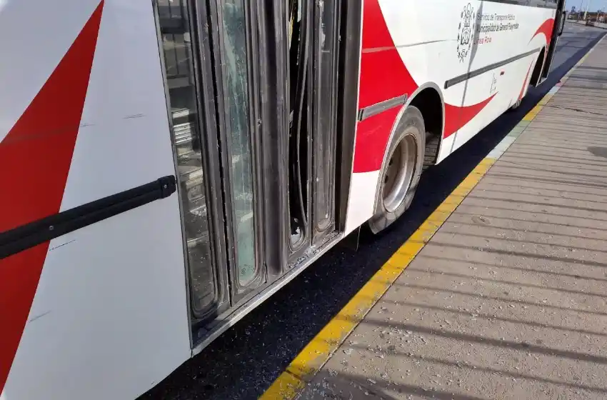 Un chico de 13 años rompió la puerta del colectivo de una patada