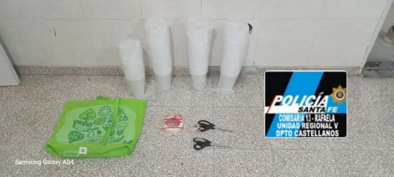 ¿Se estaba equipando para el finde? Rompió un vidrio para llevarse más de 170 jarras plásticas