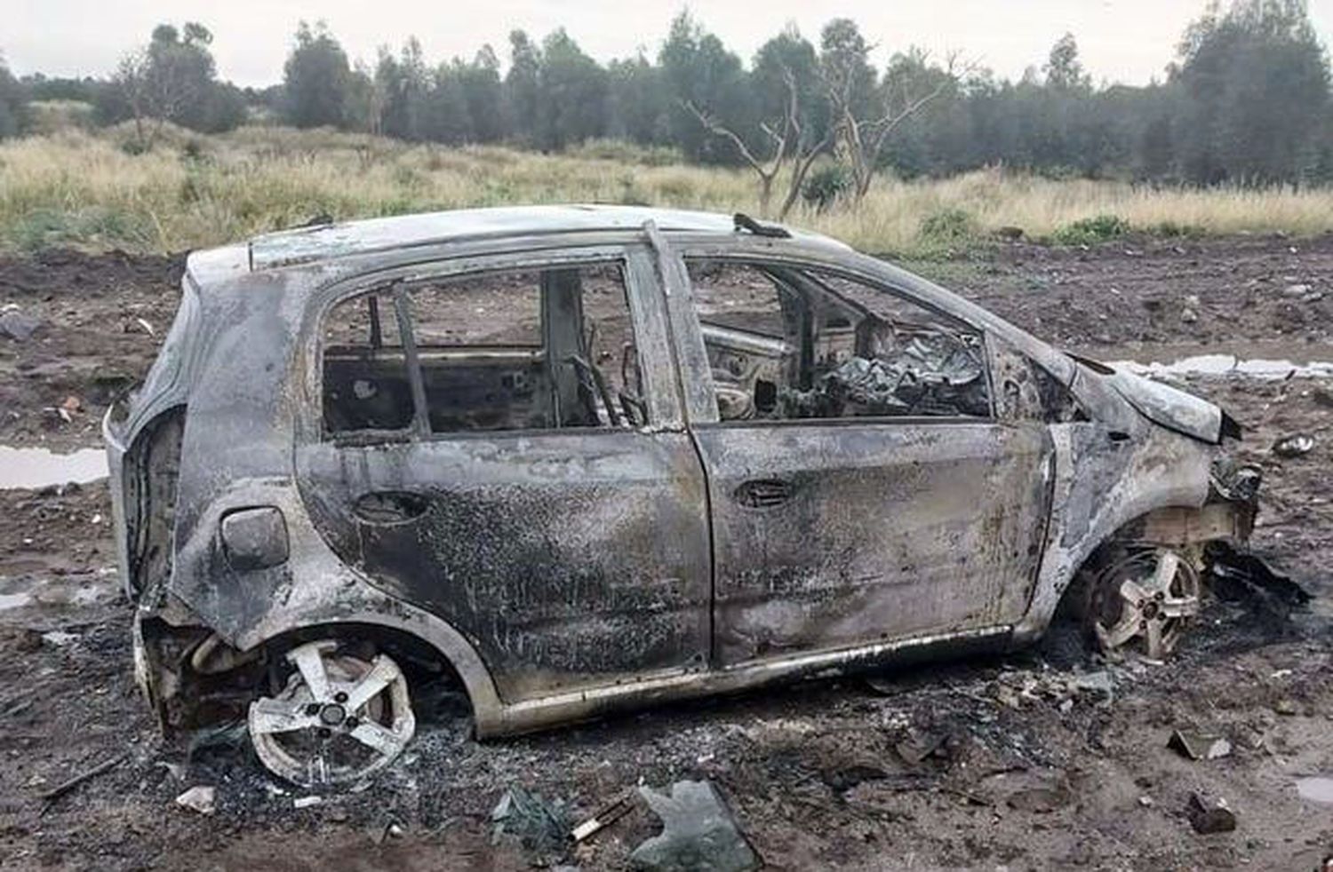 Le robaron el auto y apareció incendiado