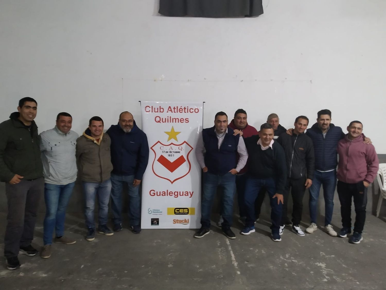 Los integrantes de la nueva Comisión Directiva de Quilmes junto a un banner con participación de sponsor. Todo hace pensar que se viene una nueva etapa para el "cervecero".