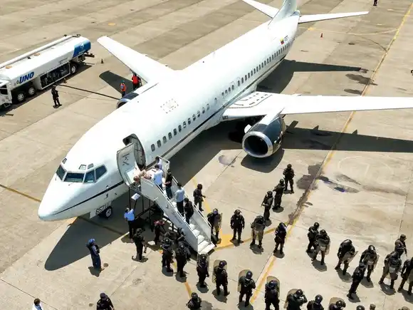 Canje de prisioneros: Venezuela liberó a 10 estadounidenses y El Salvador entregó a más de 250 venezolanos