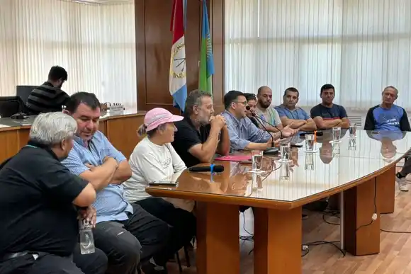 Siguen las reuniones entre remiseros, taxistas y concejales: ¿cuáles son las propuestas de los dos bloques?