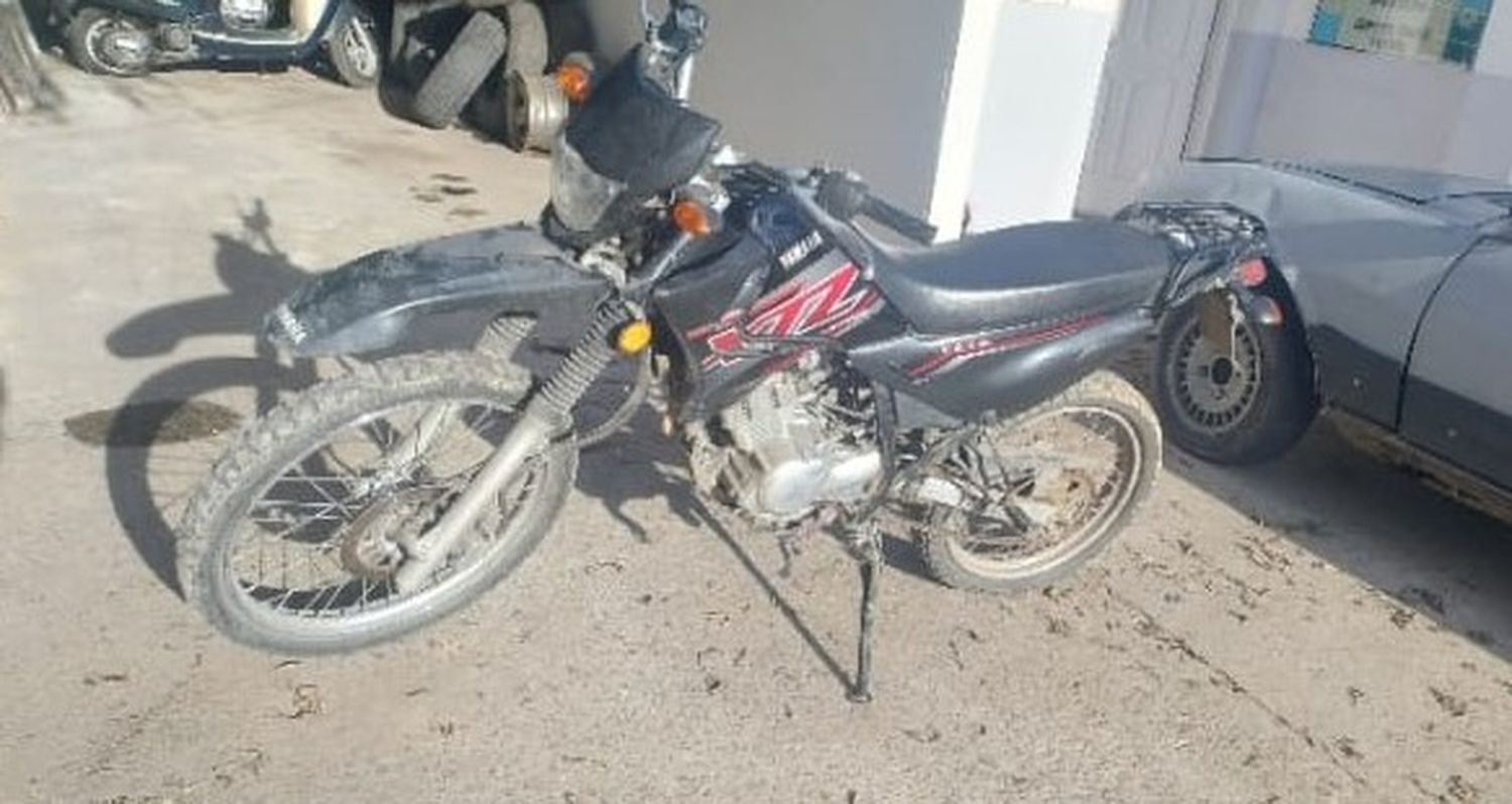 La moto fue recuperada en un descampado.