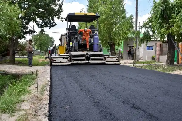 Comenzó el asfaltado de las cuatro cuadras de calle Mansilla en el barrio El Porteño