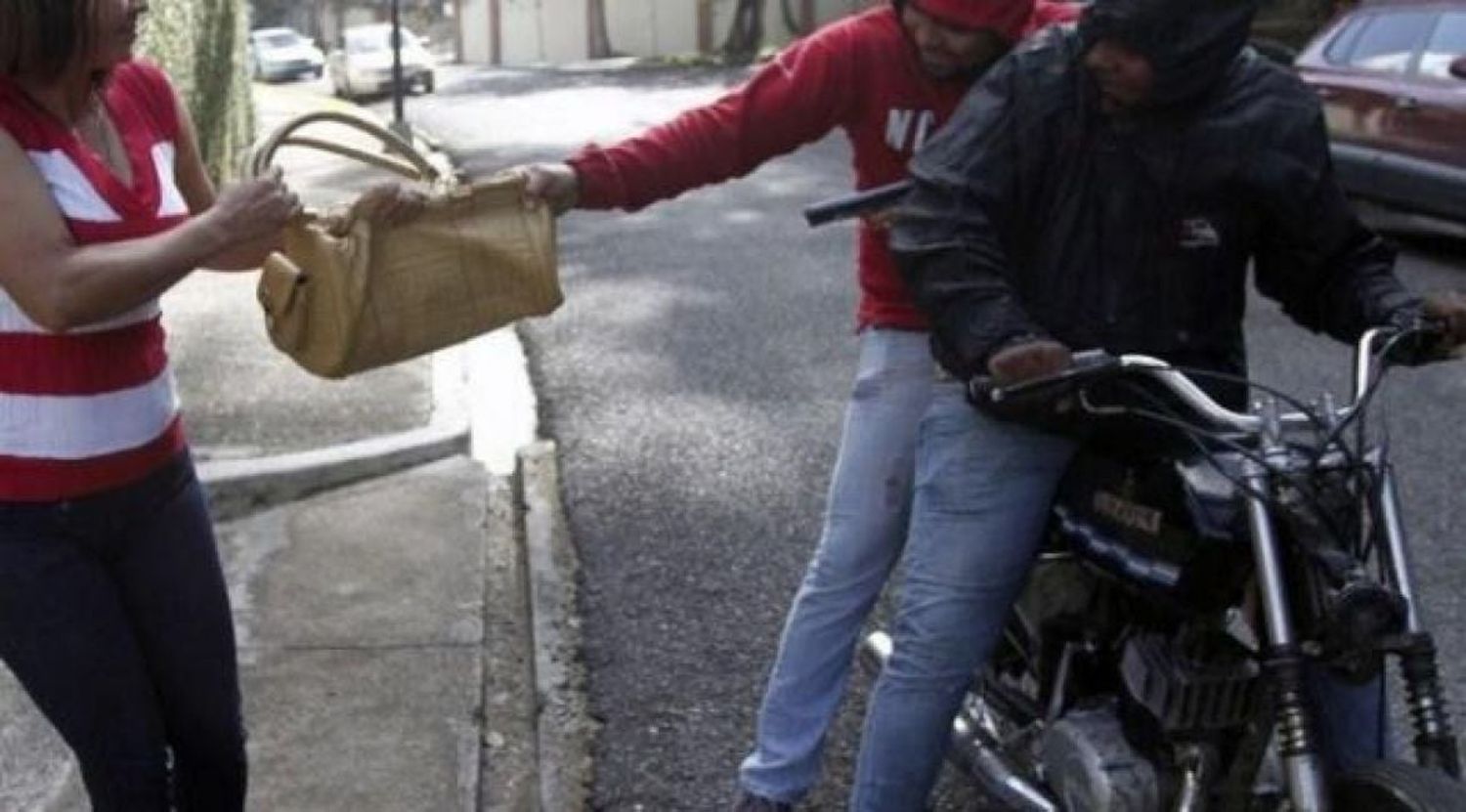 Arrebato en la vía pública: le roban la cartera y 15.000 pesos a una mujer