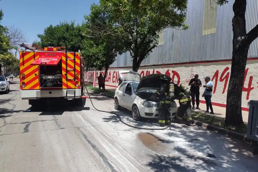 Un auto sufrió un principio de incendio en barrio de 9 de Julio