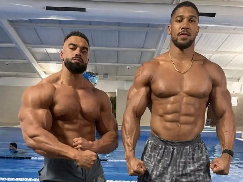 Latif Ayodele,junto a Antony Joshua