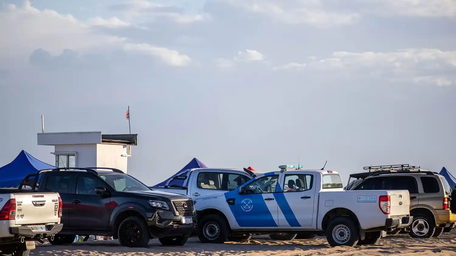 Cariló: por mar, tierra y aire, siguen buscando a kayakistas desaparecidos cuando fueron a pescar