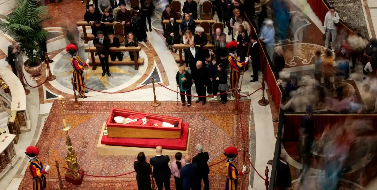El féretro del papa Francisco en la Basílica de San Pedro. REUTERS/Remo Casilli