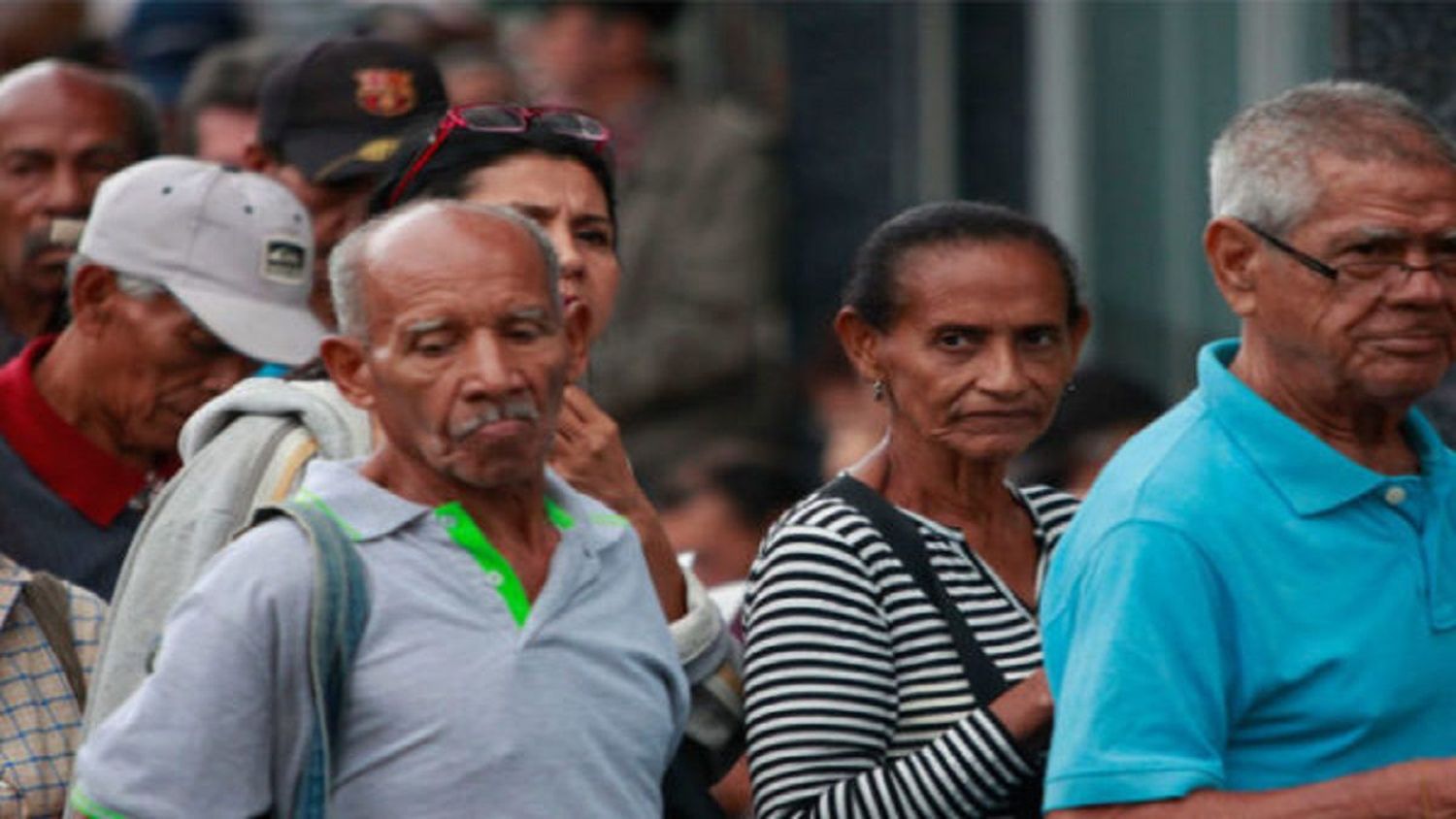¡QUÉ DOLOR! EN LUGAR DE UNA VEJEZ DIGNA hay pensionados  que mendigan en las calles