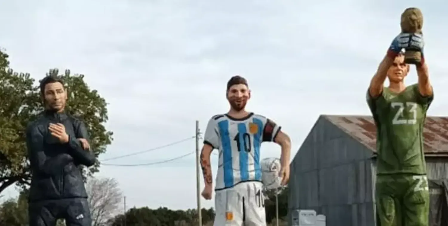 Las particulares estatuas con las que una localidad entrerriana homenajeó a Messi, Scaloni y el “Dibu”