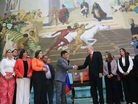 Ejecutivo Nacional presenta Ley de Presupuesto y Ley de Endeudamiento del 2026 al Parlamento