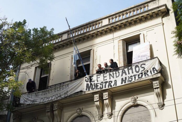 Grabois, detenido tras tomar el Instituto Perón, cerrado por el gobierno