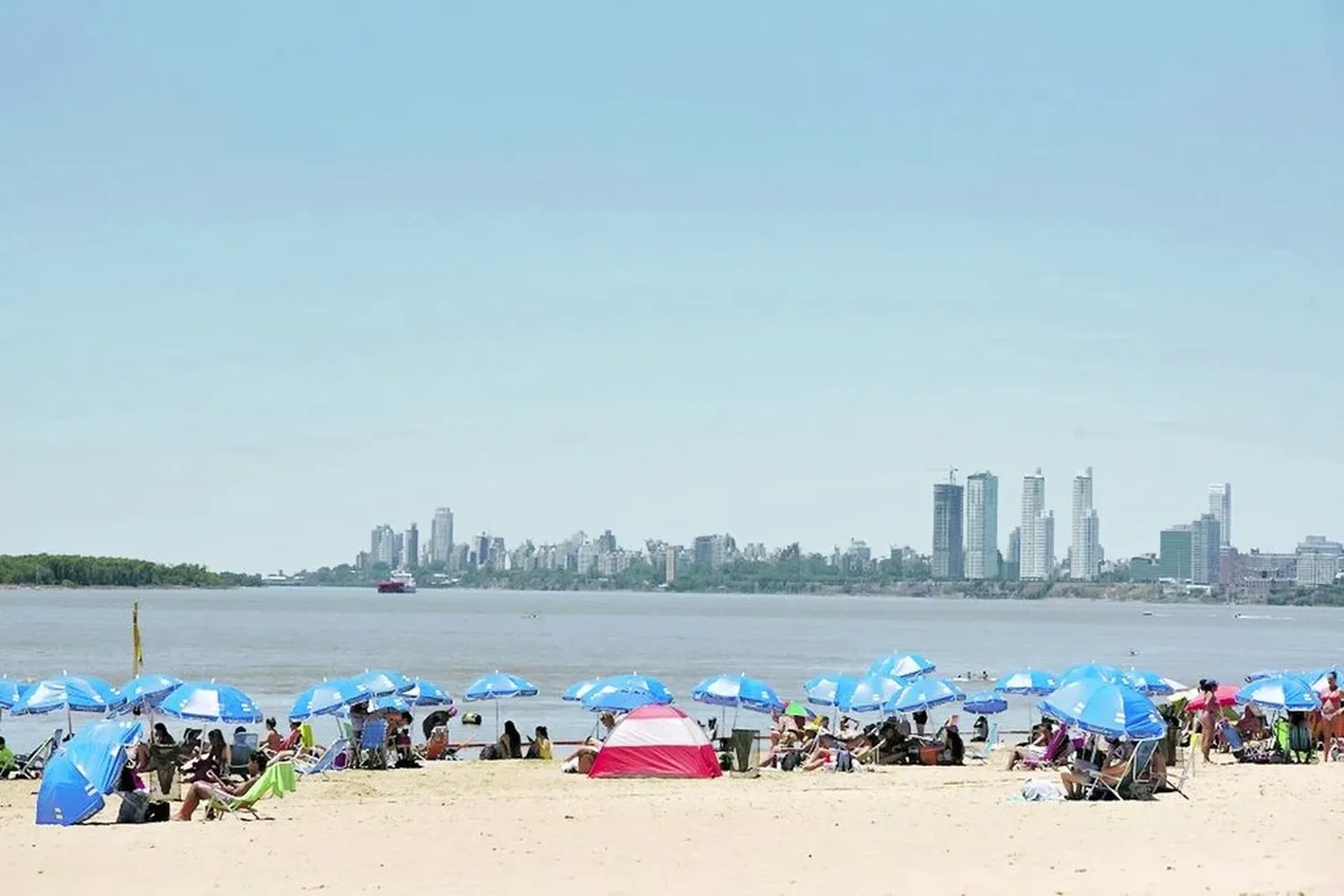 Una de las playas de todo el territorio santafesino, con cientos de kilómetros de costa para disfrutar del verano. Foto: Archivo