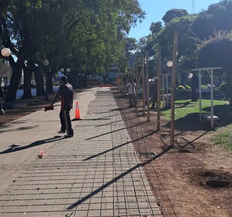 El área intervenida por el municipio y la presencia de un infaltable trapito en la foto de prensa del municipio
