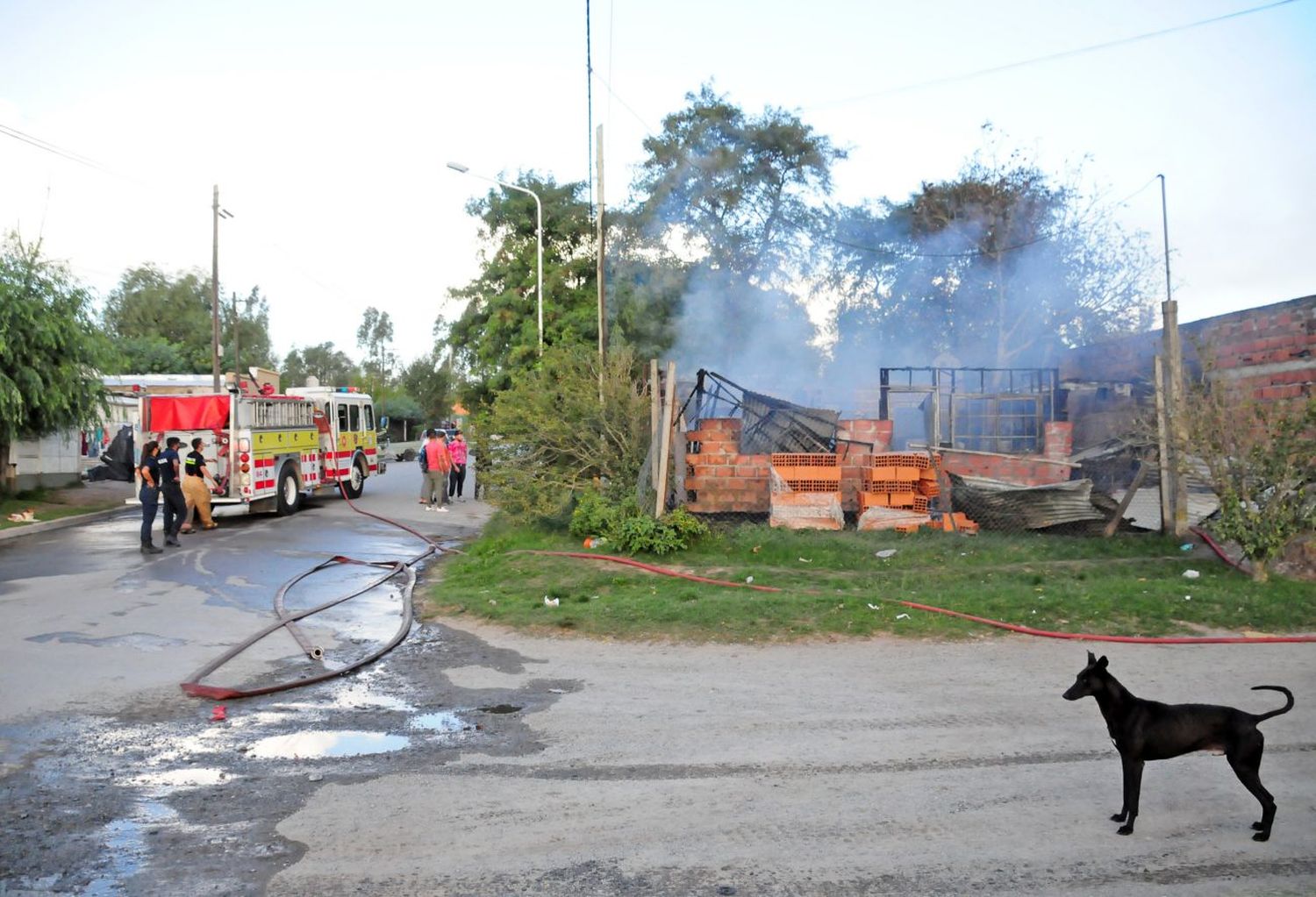 Se incendió una vivienda en Las Malvinas al 2000 y tres  personas fueron socorridas