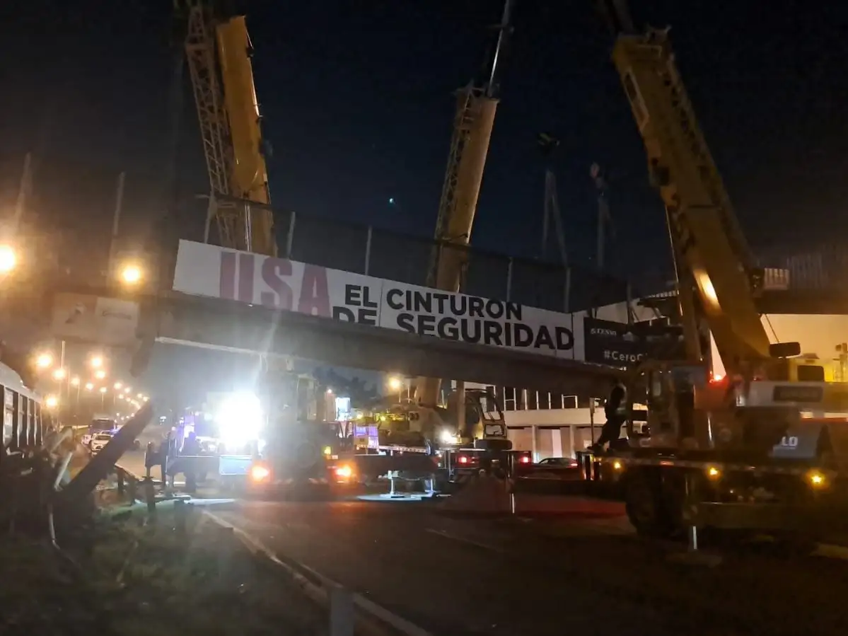 Choque de camiones en Panamericana derrumbó una pasarela en Escobar
