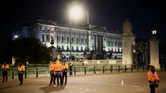 HOMBRE ENCENDIÓ LAS ALARMAS EN REINO UNIDO: lo detuvieron por estar armado afuera del Palacio de Buckingham