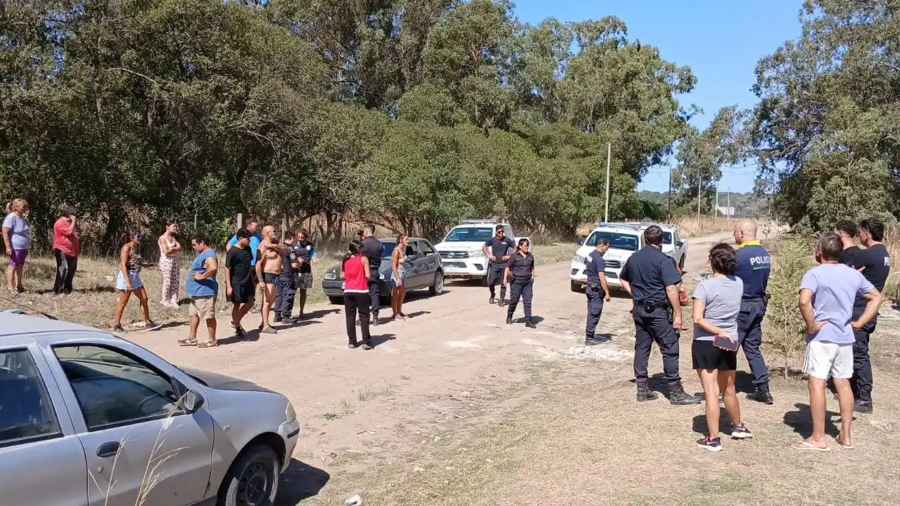 Fuerte presencia. Policial en la jornada de ayer en un sector del barrio Villa Zabala de Necochea
