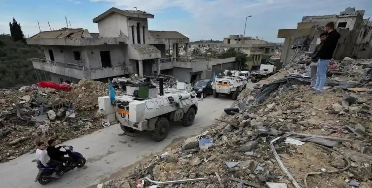 Cascos azules surcoreanos patrullan una aldea libanesa. Hussein Malla/AP/DW