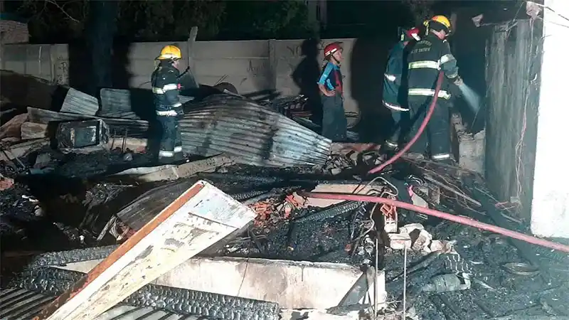 Murieron dos niños de 2 y 3 años en incendio de su casa que se redujo a cenizas