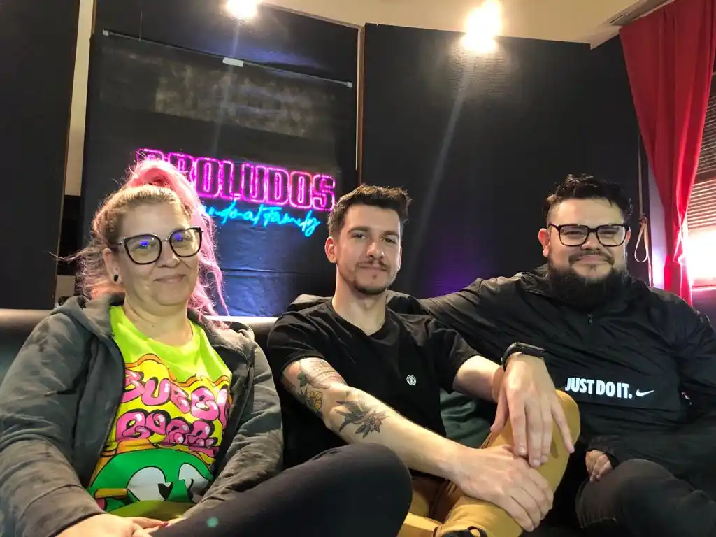 Juegan al Family Game, transmiten desde Villa Laza y crecen en Twitch