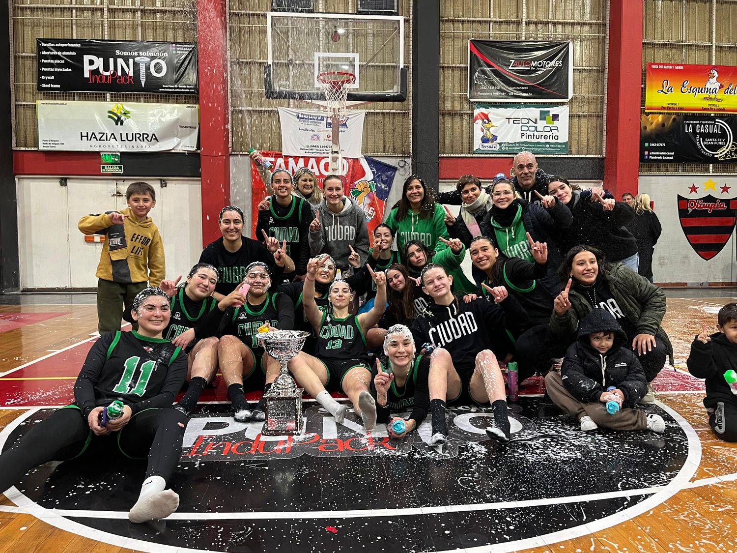 El festejo de las chicas de Ciudad que coronaron un gran torneo. Foto: Fabián Gallego.