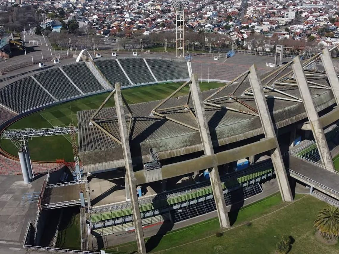 El deterioro que hoy presenta el estadio mundialista "Jose María Minella",.