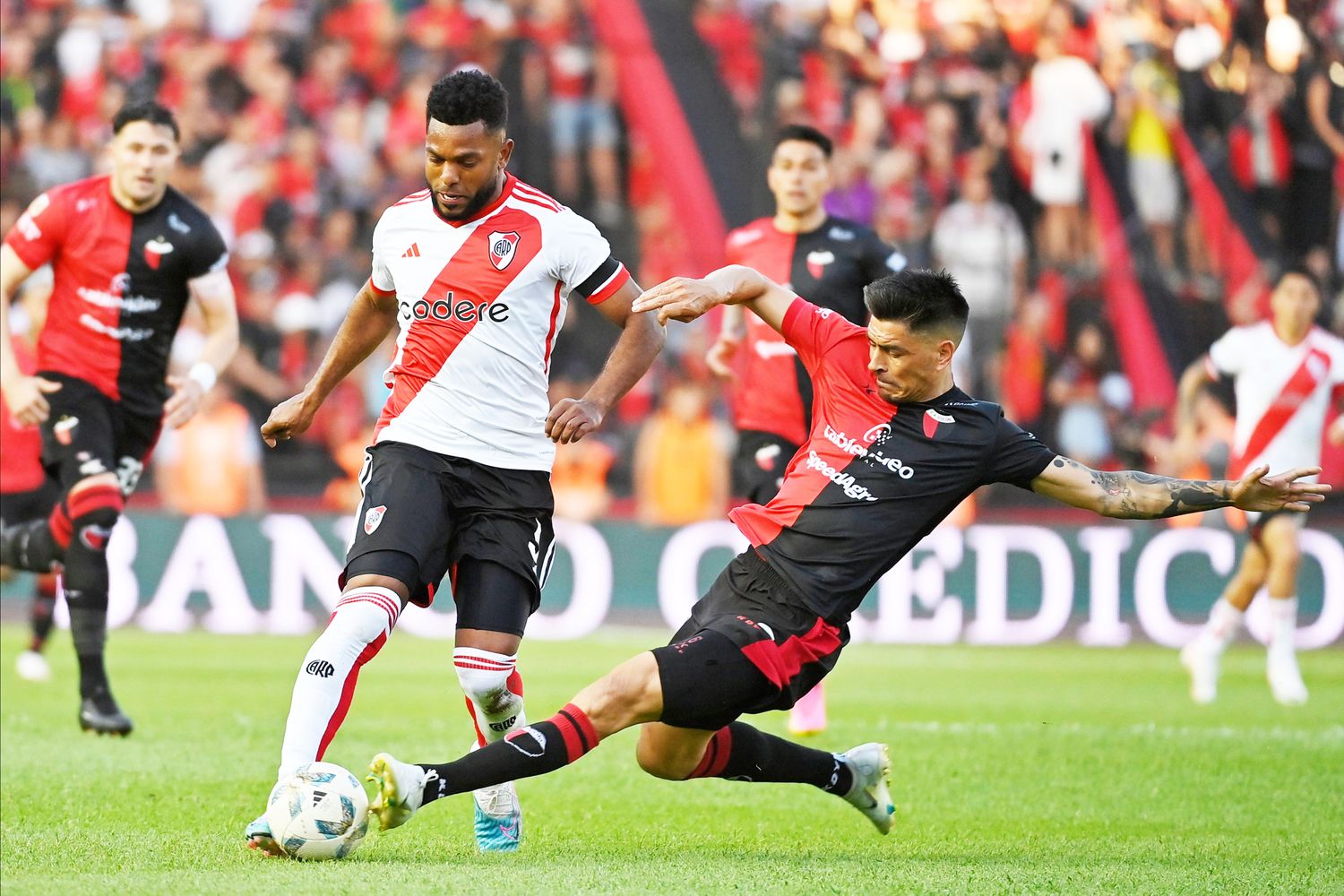 River no pudo con Colón, que jugó todo el segundo tiempo con diez