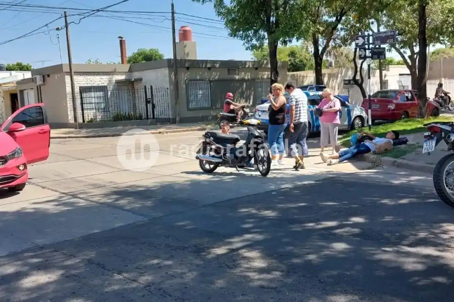 Dos menores lesionados fue el saldo de accidente entre automóvil y motocicleta