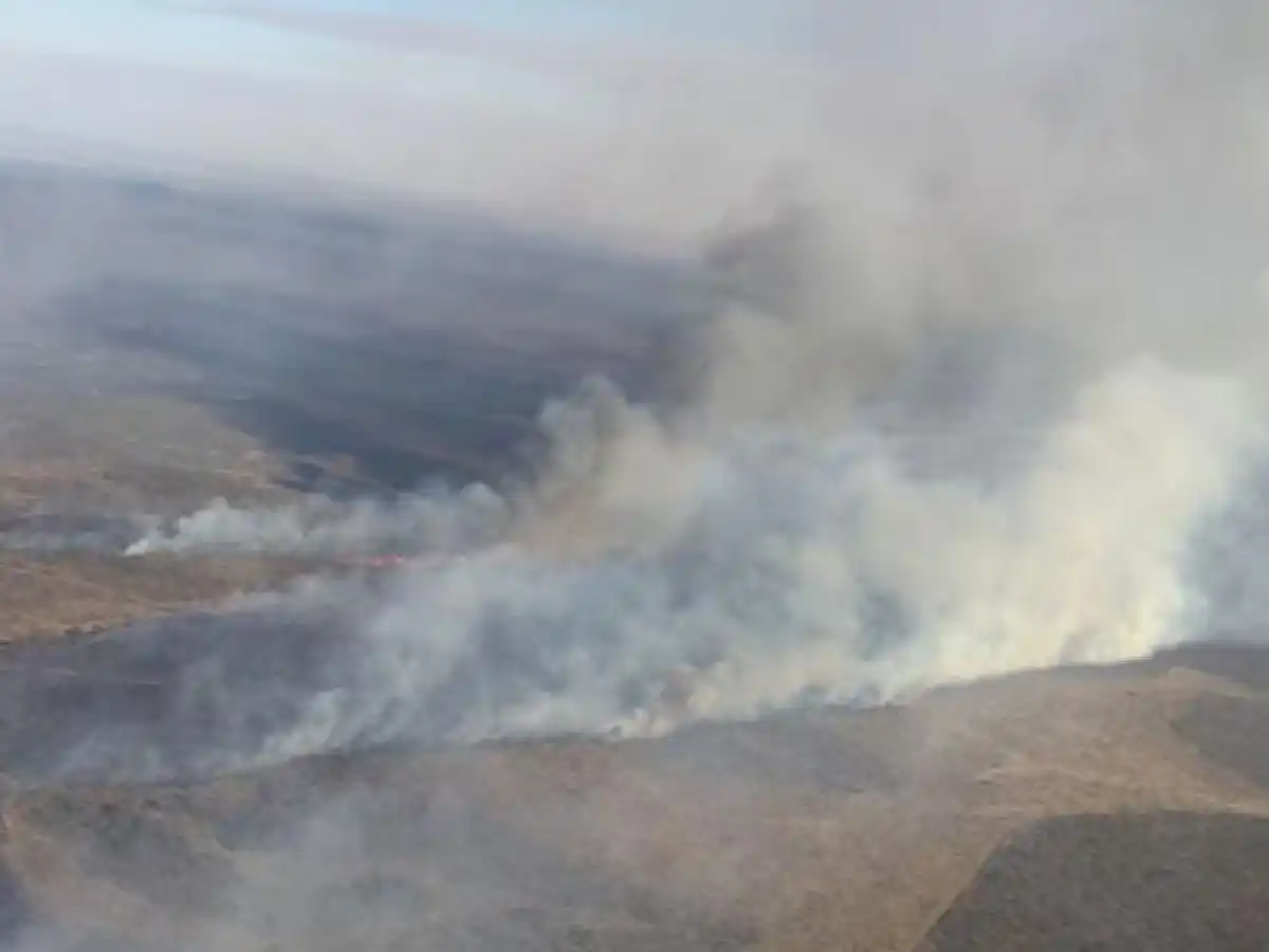 Bomberos combaten incendio en Villa de María de Río Seco