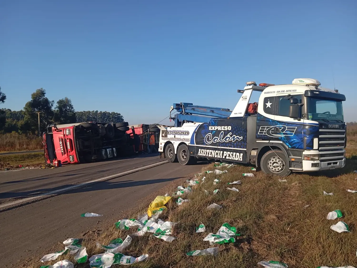 Demoras en la Ruta Nacional 14 por el vuelco de un camión a la altura de Ubajay