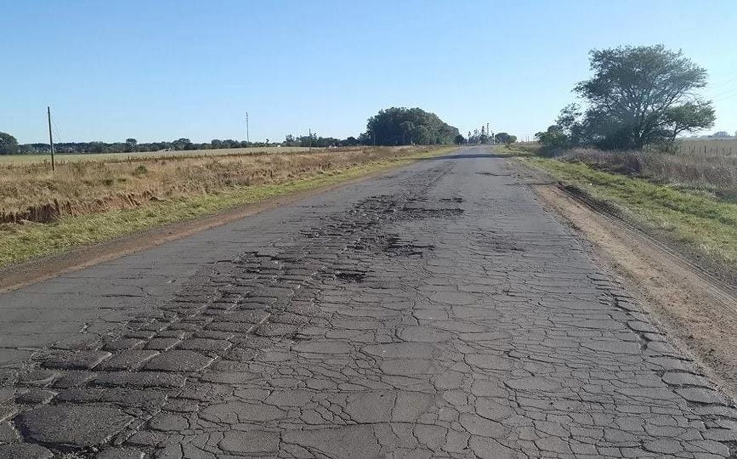 La imagen es contundente en relación al mal estado de la cinta asfáltica.