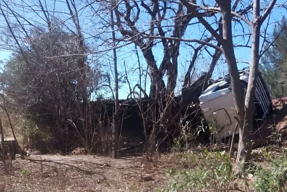 Volcó un camión arenero en Bajo Tala y crece la preocupación de los vecinos