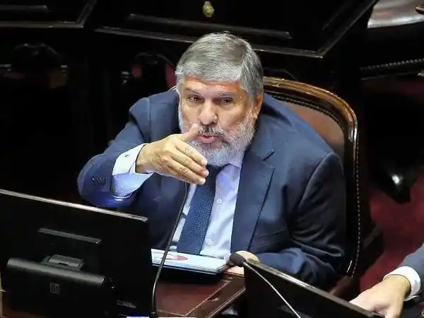 El kirchnerismo intenta blindar sus 28 votos en 
medio de reclamos por un nuevo orden interno