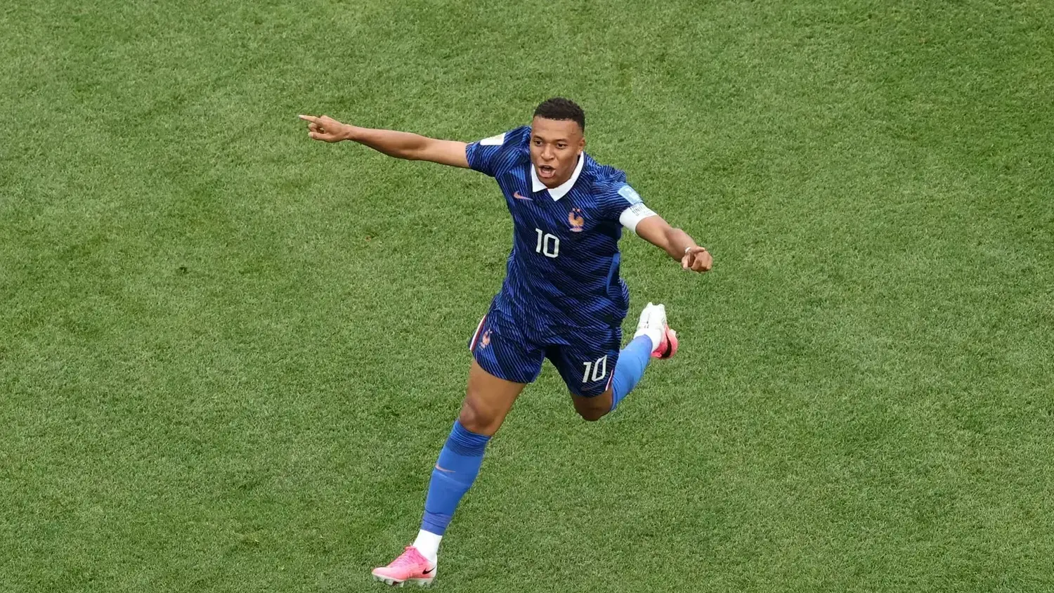 Mbappé centenario brilla y guía a Francia a la clasificación
