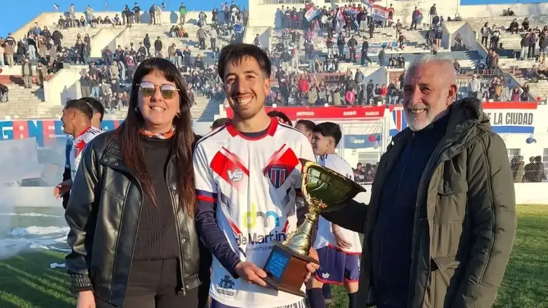 Nicolás Auce, capitán de Ferro, entre Noelia Godoy y Daniel Menchón, de la Liga Tandilense de Fútbol.