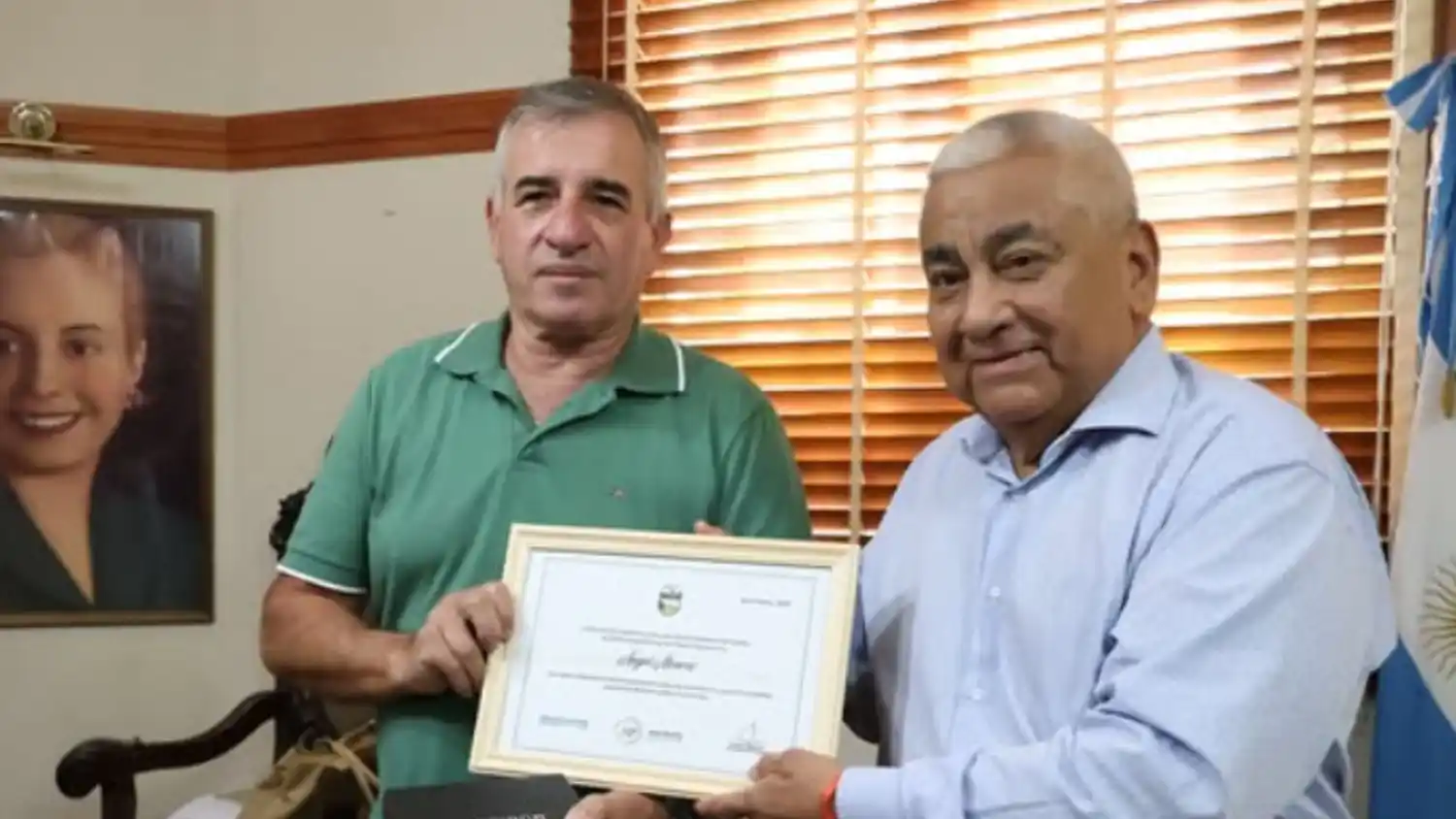 Álvarez fue reconocido por el intendente Cecilio Salazar y su gabinete.