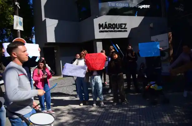Protesta de empleados, en Spilimbergo 3505 esquina Battle Planas, también afectados, en este caso por la falta de pago de sueldos.