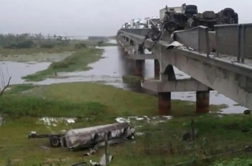 Un vehículo que transportaba leche cayó al vació en el puente Rosario Victoria