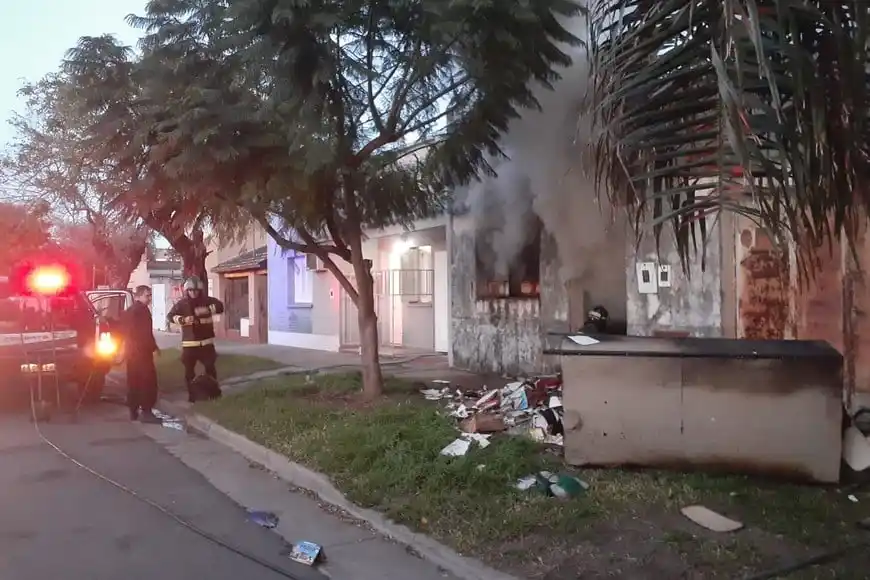 El momento de la intervención de Bomberos y la policía.