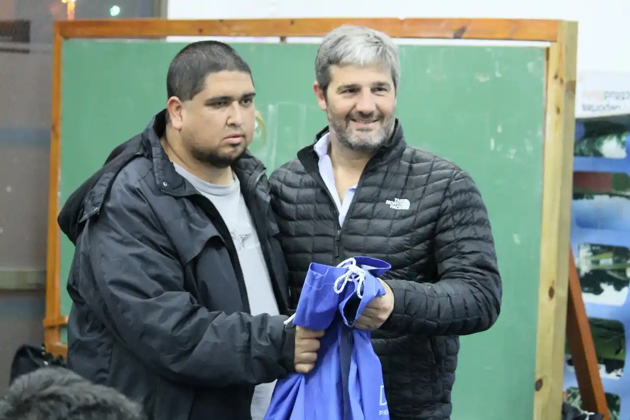 Fútbol Barrial: entregaron material deportivo a los clubes