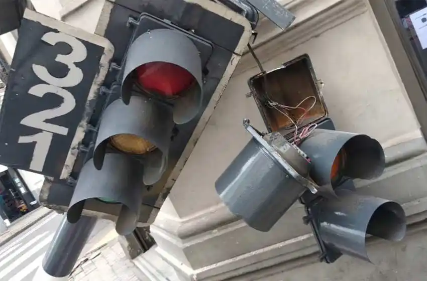 Una grúa chocó contra un semáforo en pleno centro de Rosario y lo tumbó