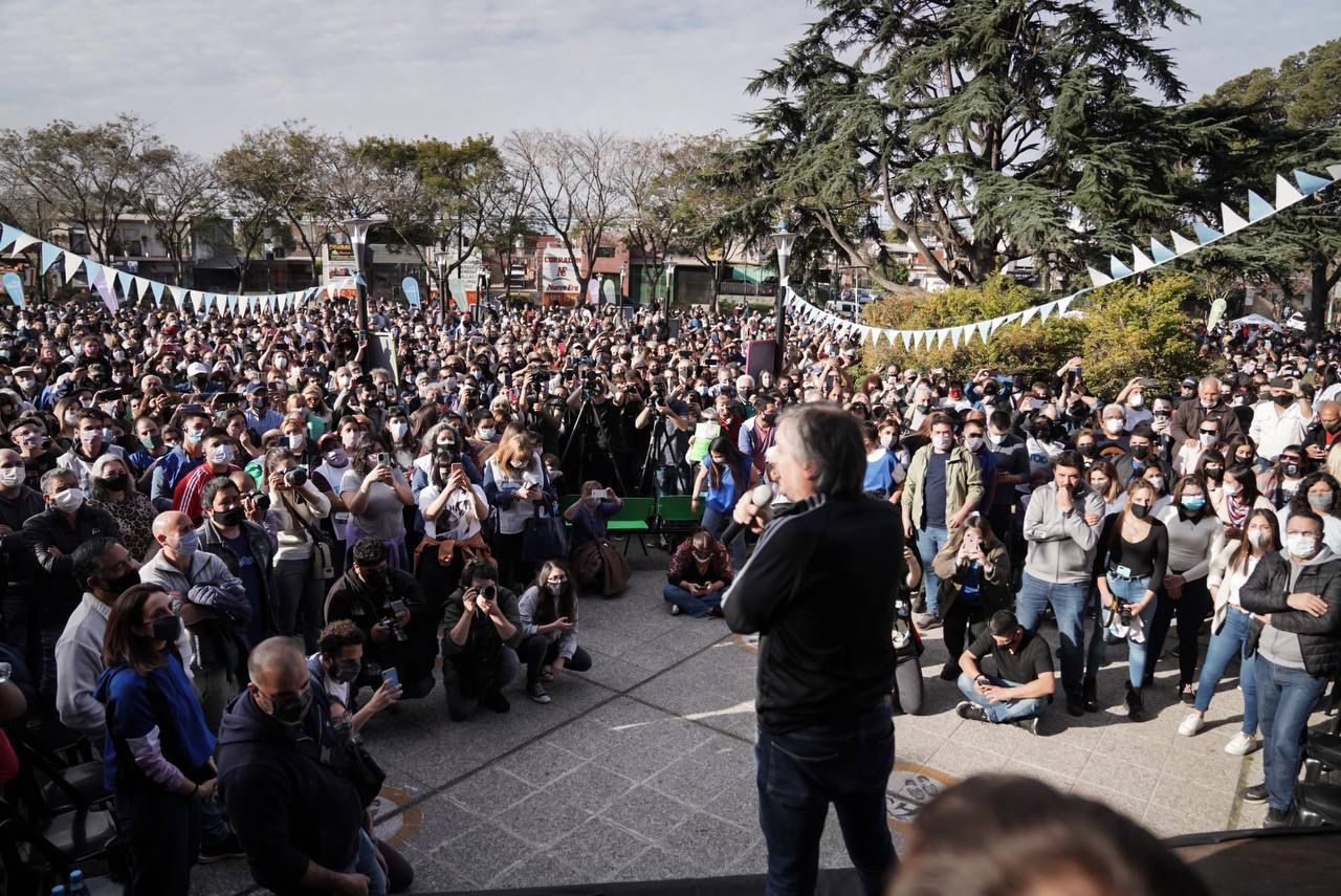 Máximo Kirchner en Hurlingham: Ante militantes, pidió ir "puerta por puerta" y dar "una enorme elección de democracia"