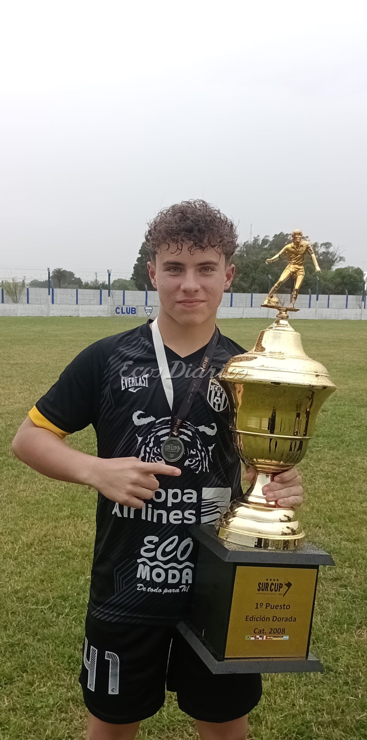 El mediocampista Ian Cangas campeón. Posa con su trofeo luego del triunfo